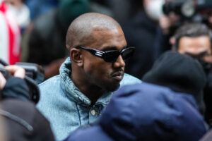 „Shopify“ nuleido Kanye „Svastikos“ marškinėlių parduotuvę, tačiau vis dar veikia